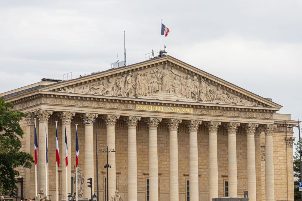 France legalises assisted dying in landmark vote 